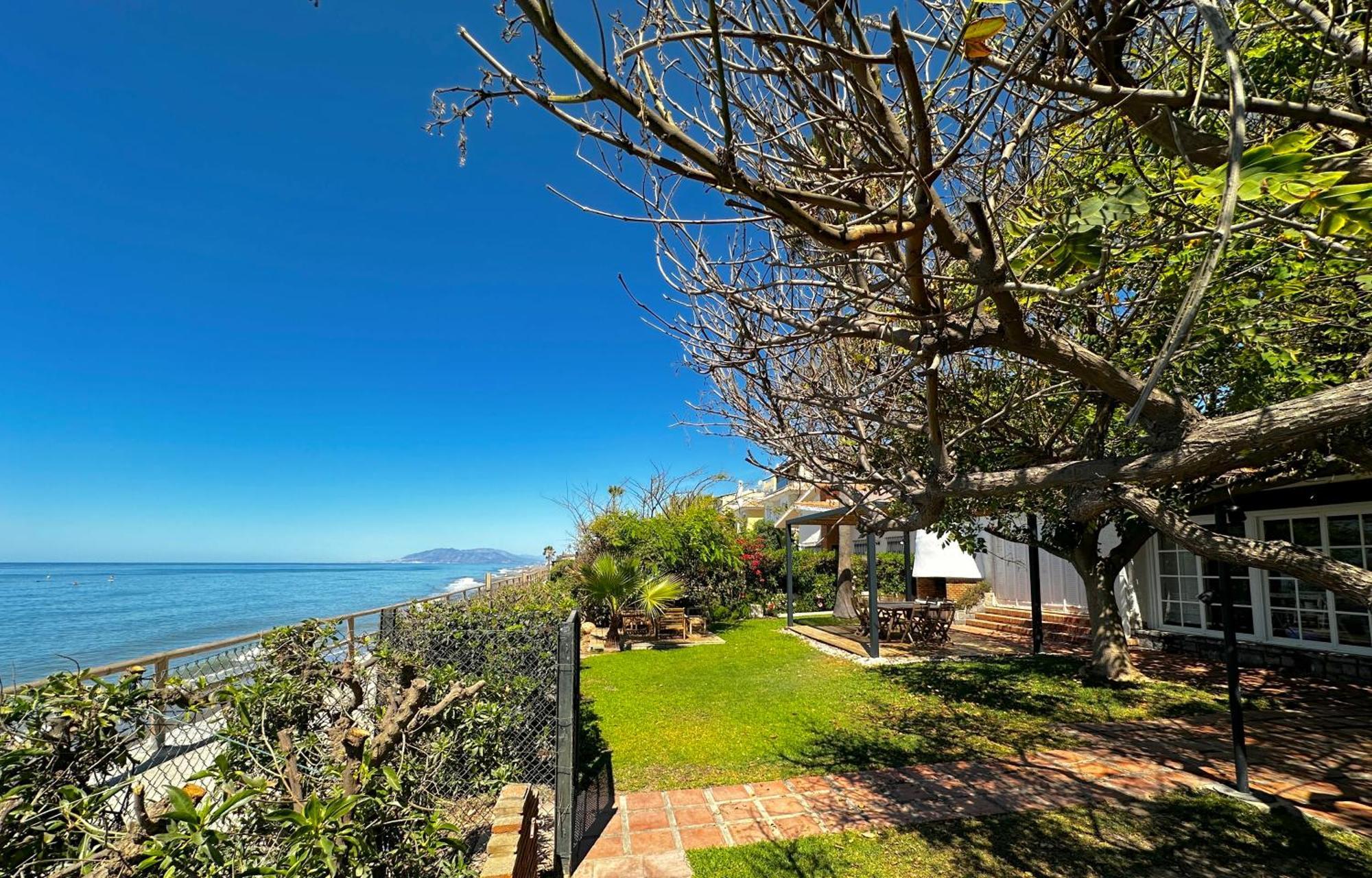Villa Alboran Beachfront 9Pax Torre de Benagalbon Extérieur photo